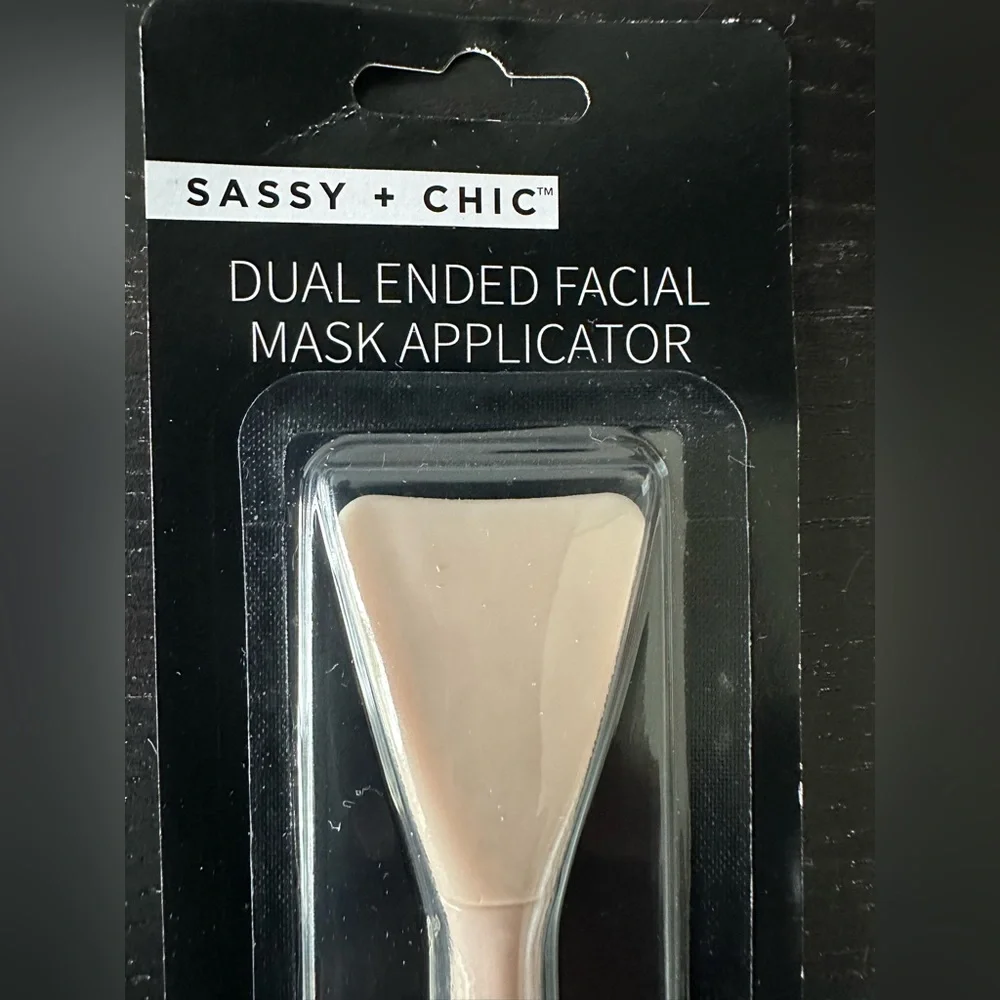 SASSY + CHIC MASK APPLICATOR
